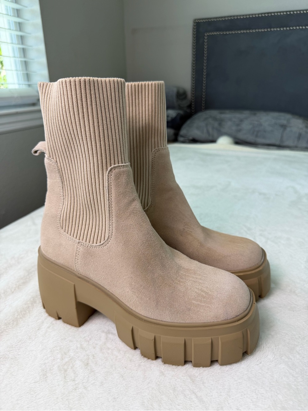 Steve Madden Beige Suede
Fabric Lug Sole Sock Booties
Size 8M